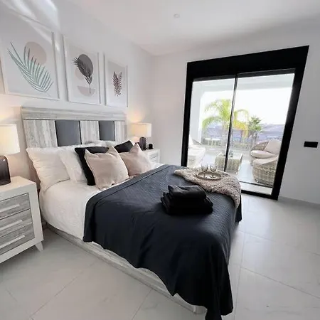 Hills Luxury 3 Bed *