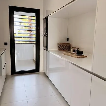 Hills Luxury 3 Bed 埃斯特波纳